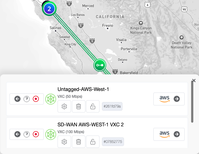 Questa immagine mostra il pop-up che appare quando fai clic su un'icona di connessione. Mostra l'estremità A e l'estremità B e ti permette di utilizzare dei pulsanti per modificare i dettagli dell'estremità, cancellare un'estremità o bloccare un'estremità. Puoi anche copiare l'identificativo del servizio. C'è un pulsante che ti permette di navigare fino all'estremità.